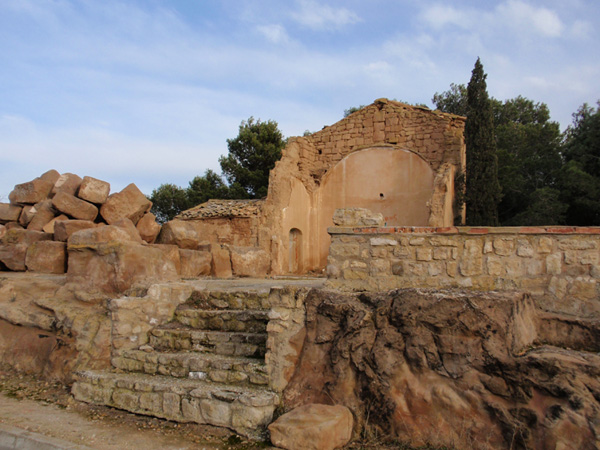 Vista general de los restos, antes de su reconstrucción Vista general de los restos, antes de su reconstrucción