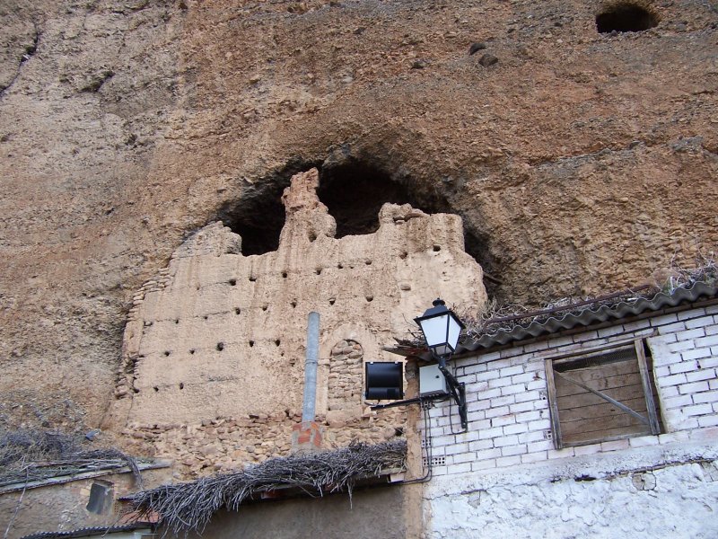 Una de las cuevas de la pared rocosa Una de las cuevas de la pared rocosa