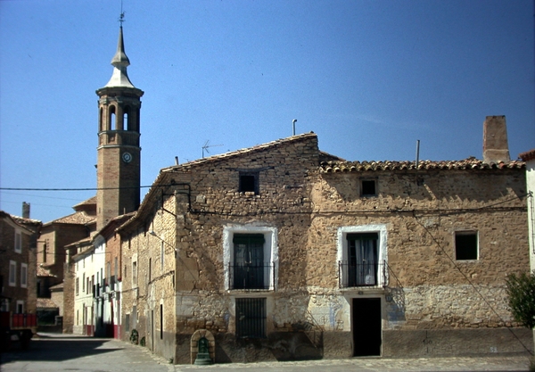 Plaza con iglesia al fondo Plaza con iglesia al fondo