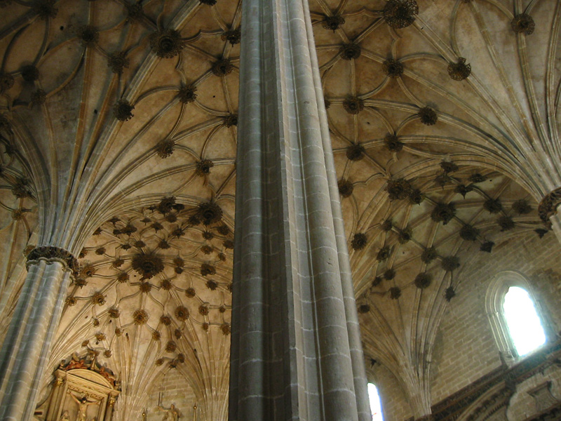 Detalle de pilares y bóvedas