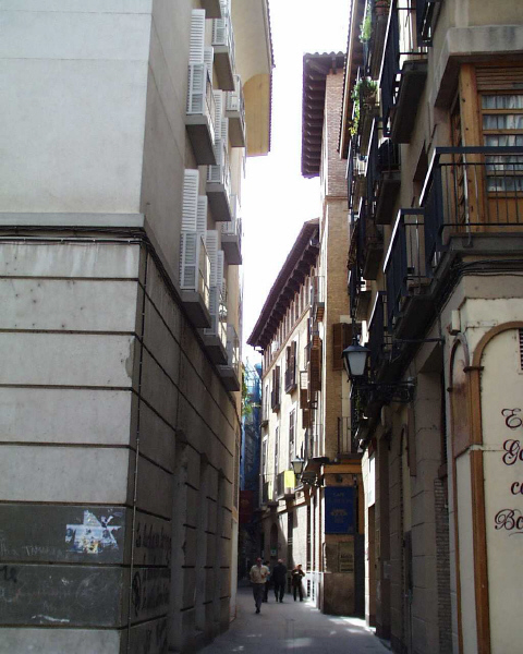 Vista del edificio desde plaza Santa Cruz Vista del edificio desde plaza Santa Cruz