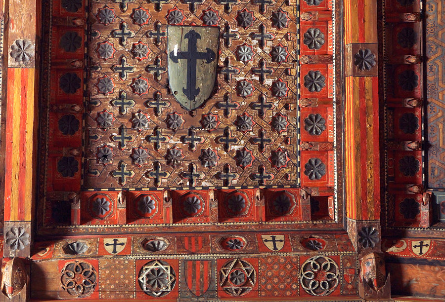 Emblemas de la orden de Calatrava en la techumbre mudéjar del santuario de la Virgen de la Fuente. Peñarroya de Tastavins