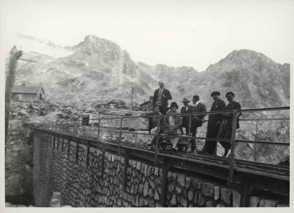 Técnicos franceses sobre una presa en construcción en el valle de Tena (década de 1920). Archivo de la empresa ERCROS