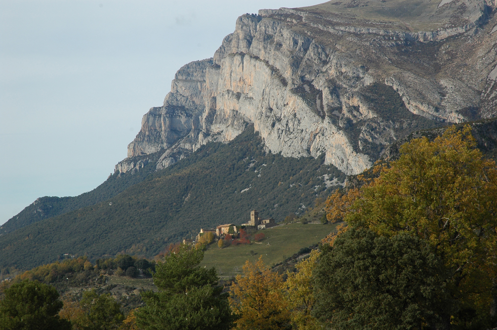 El monasterio de San Victorián, a los pies de la Peña Montañesa. Foto: Francisco Bolea