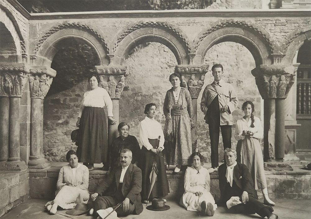 Familia Langa en el claustro del monasterio antiguo (c. 1915). Francisco de las Heras. Archivo familiar