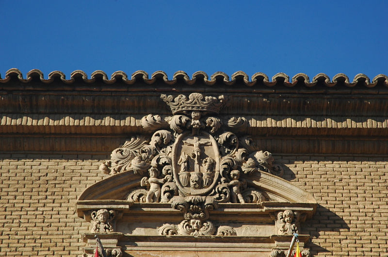 Escudo de la antigua Universidad Sertoriana en la fachada del Museo de Huesca. Foto: Francisco Bolea