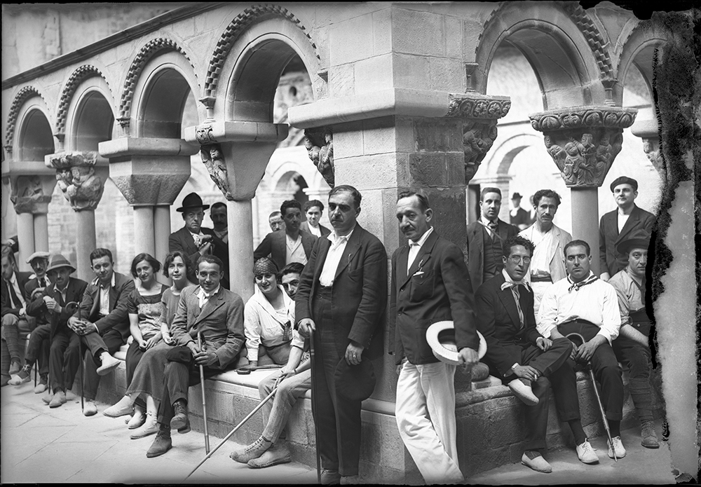 Grupo de visitantes con motivo de la inauguración de la carretera de San Juan de la Peña (1931). Ildefonso San Agustín. Fototeca de la Diputación de Huesca