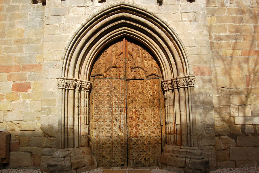 Portada de la iglesia de la Virgen de la Fuente en Peñarroya de Tastavins (siglo XIV)